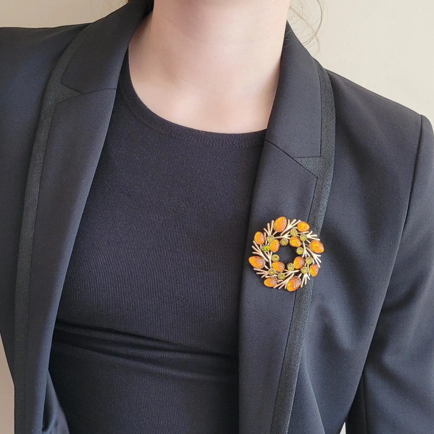 broche dorée Autumn, une broche en forme de couronne de strass aux teintes automnales pour femme chic
