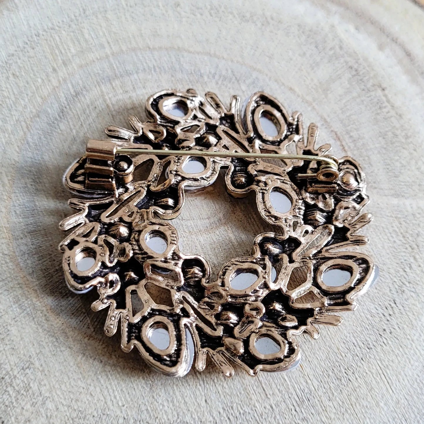 une broche dorée Autumn de luxe en couronne de strass aux teintes automnales