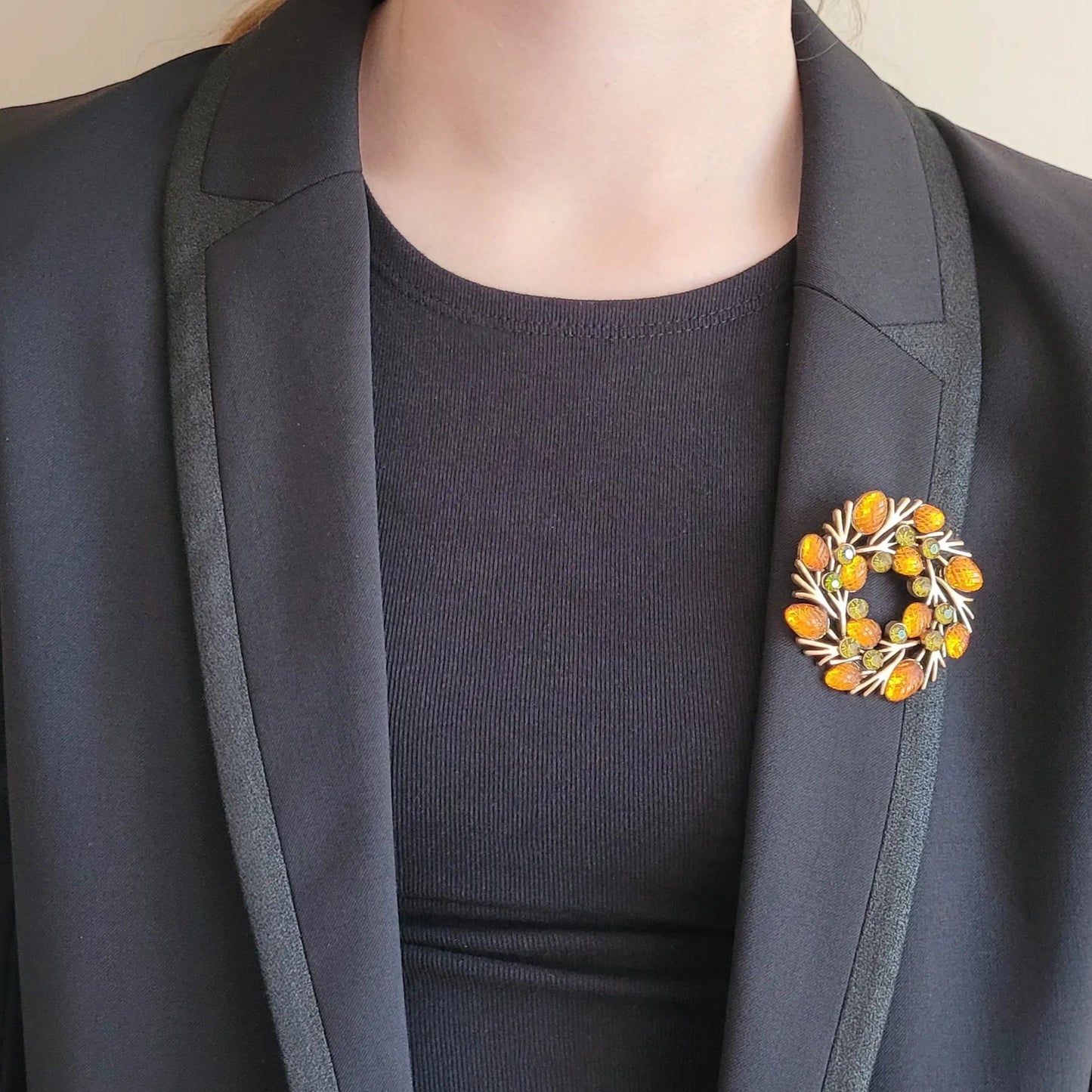 broche dorée Autumn, une broche en forme de couronne de strass aux teintes automnales pour vêtement de femme