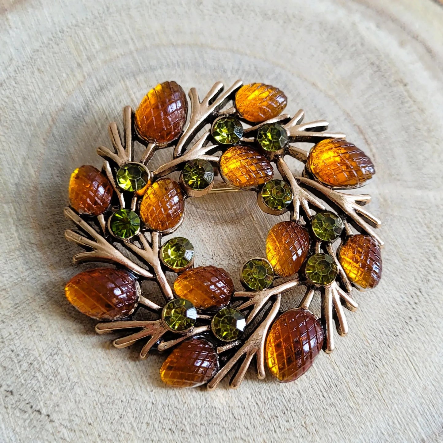 broche dorée Autumn en couronne de strass aux teintes automnales de la collection de broches bijoux