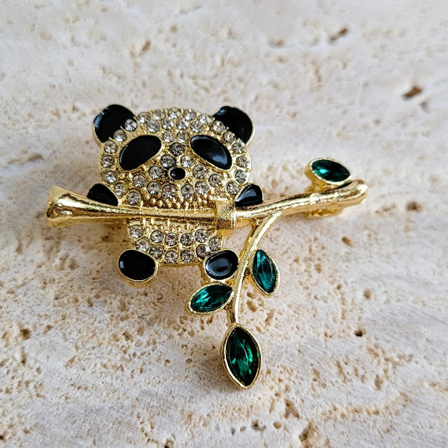 broche dorée Bamboo, un bijou moderne d’un petit panda charmant