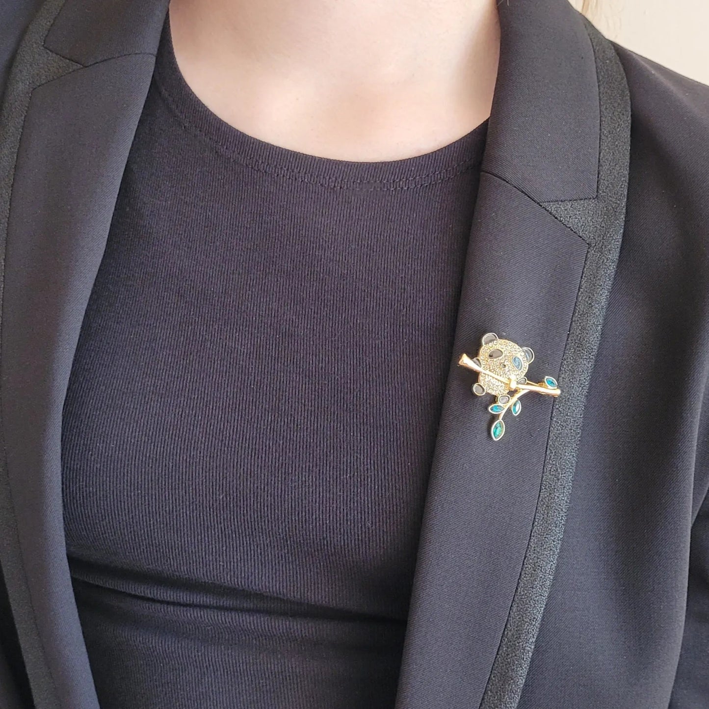 broche dorée Bamboo, une broche bijoux d’un petit panda charmant