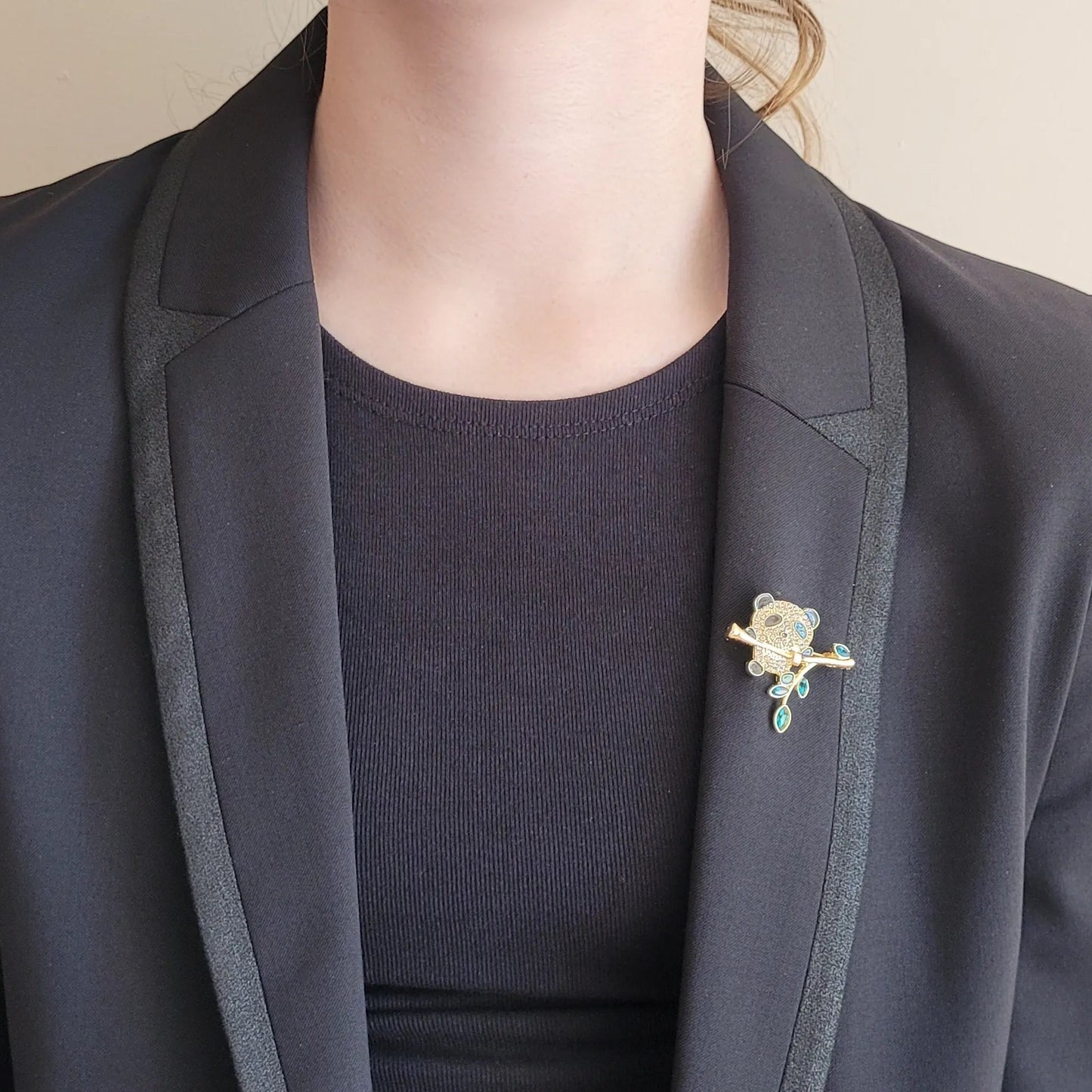 broche dorée Bamboo, une broche d’un petit panda charmant pour femme chic