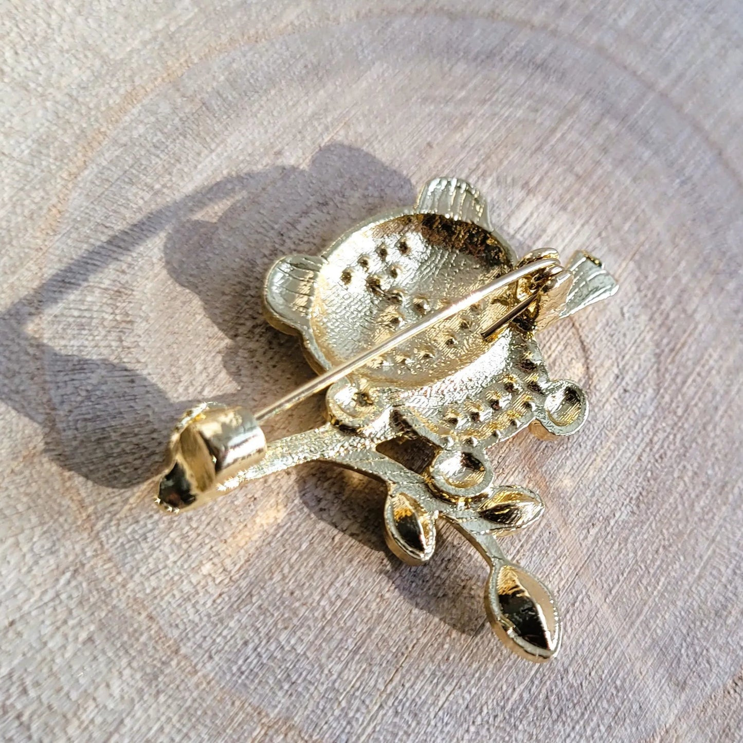 une broche dorée Bamboo d’un petit panda charmant pour sublimer un petit haut