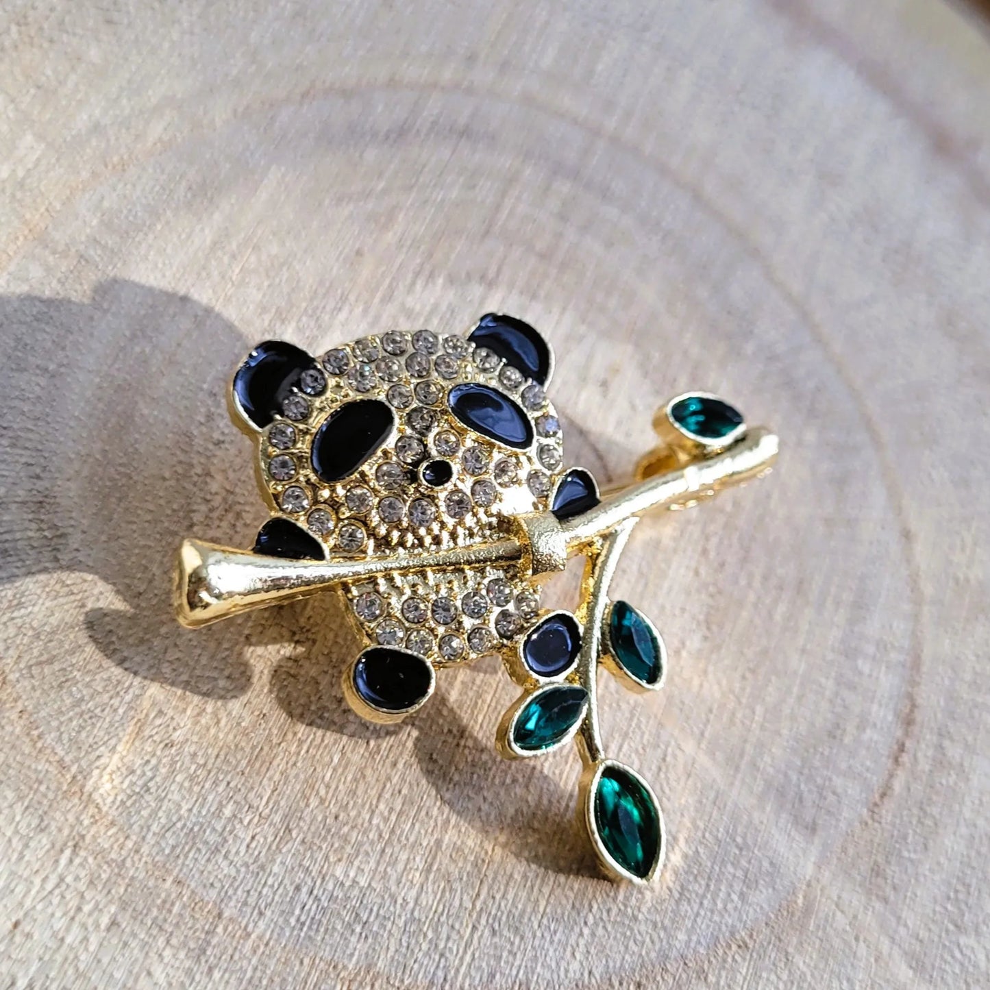 broche dorée Bamboo d’un petit panda charmant de la collection de broches bijoux
