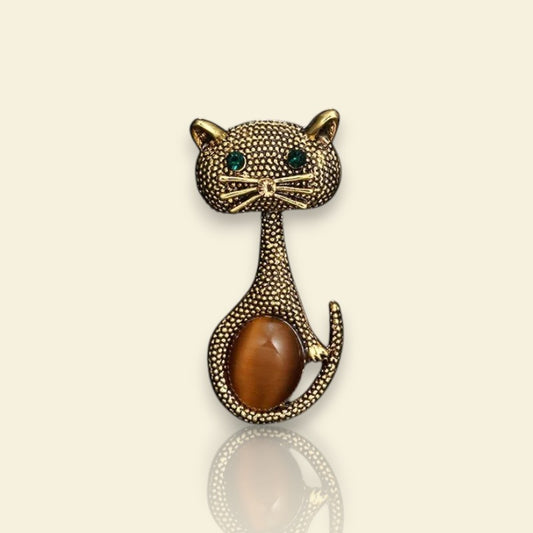 broche dorée Berlioz, une broche féline d’un chat élégant