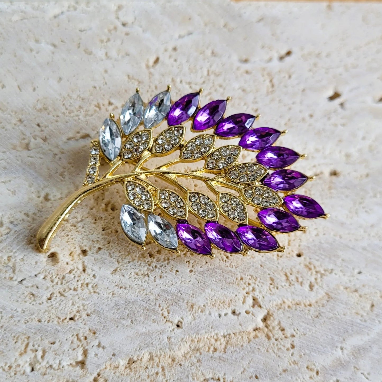 broche dorée Botanika, un bijou moderne d’une feuille strass élégante