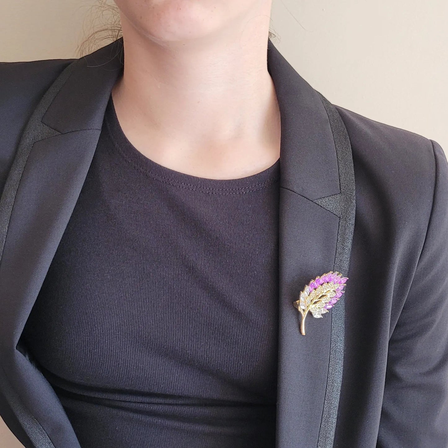 broche dorée Botanika, une broche bijoux d’une feuille strass élégante