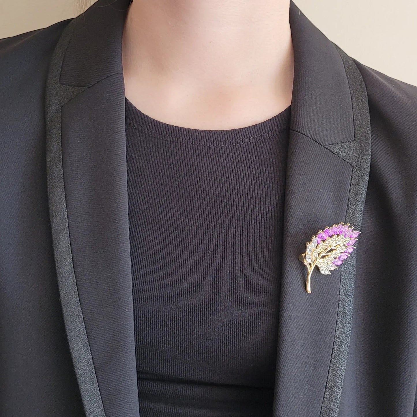 broche dorée Botanika, une broche d’une feuille strass élégante pour femme chic