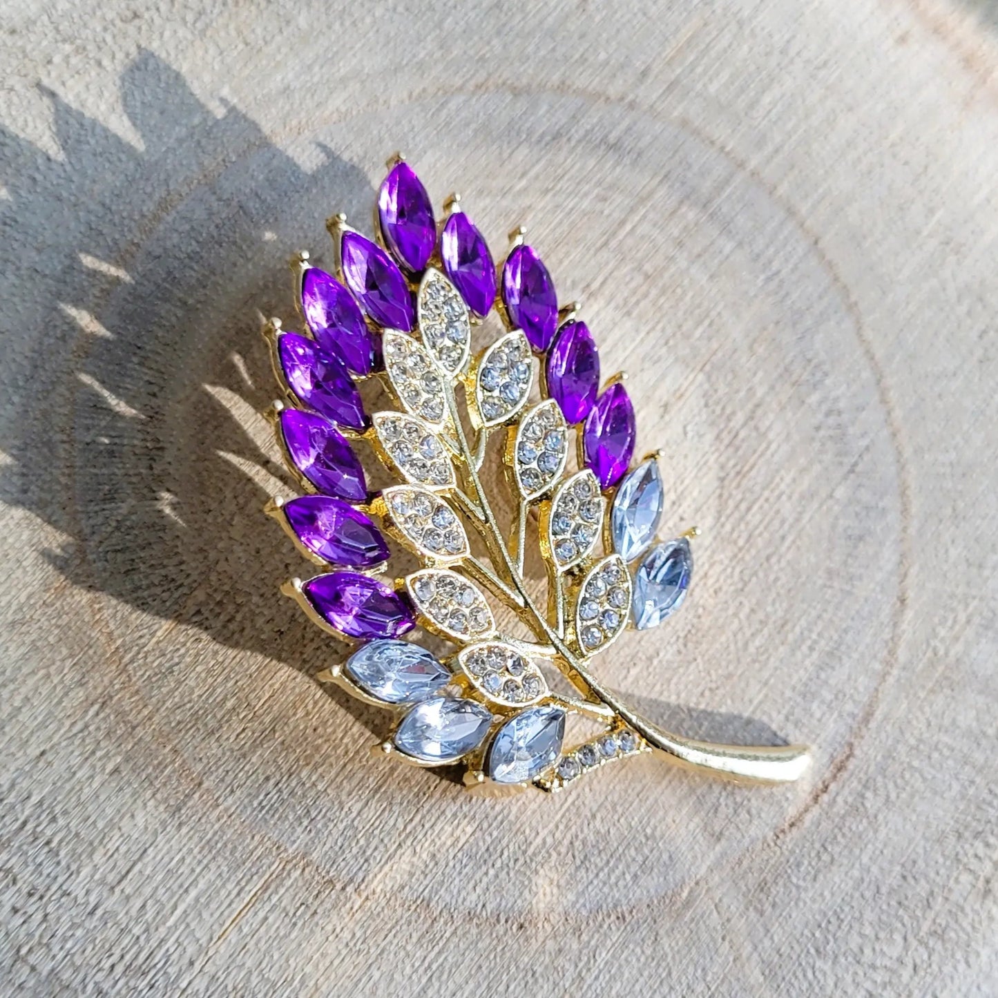 broche dorée Botanika d’une feuille strass élégante de la collection de broches bijoux