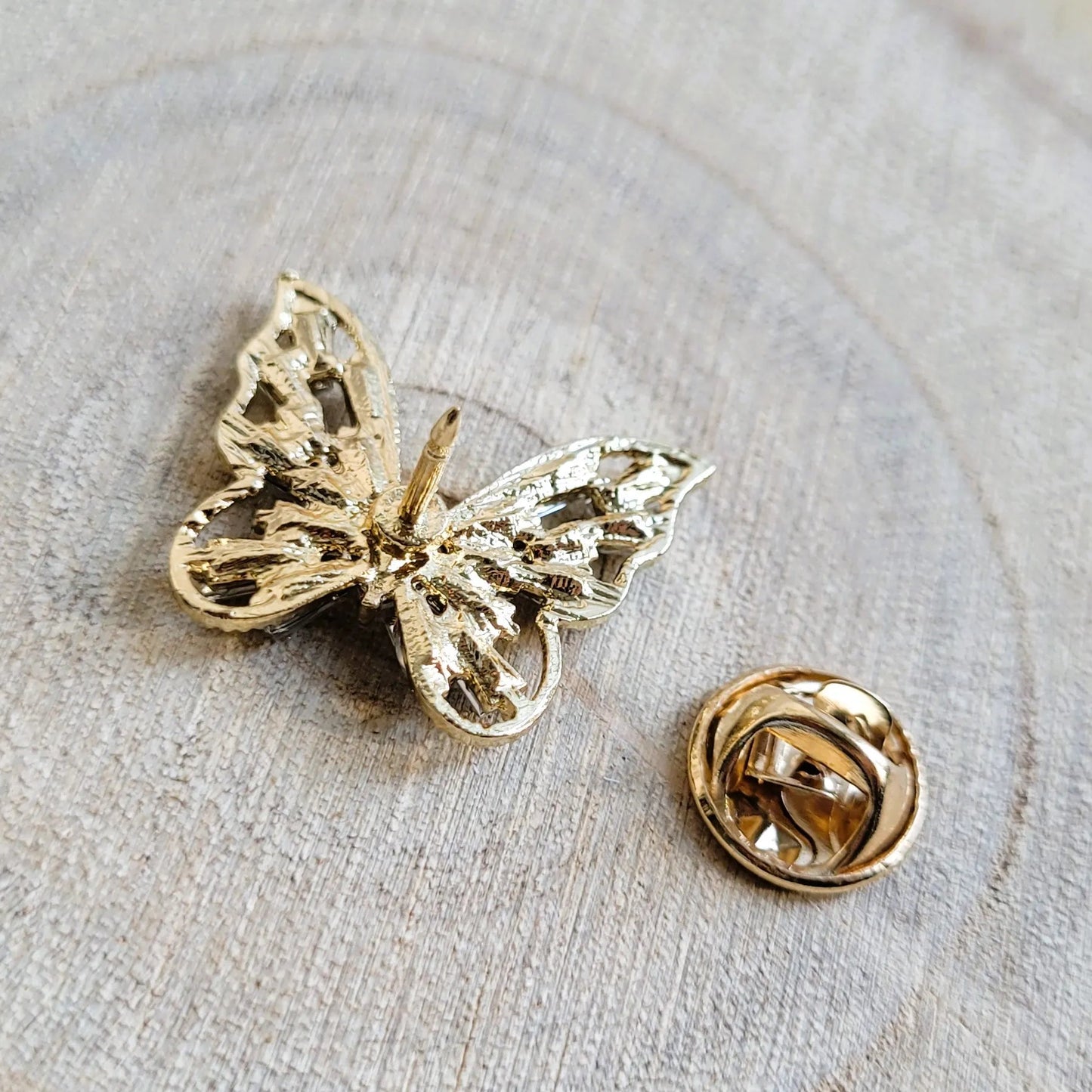 broche dorée Butterfly, un bijou moderne d’un joli papillon orné de strass