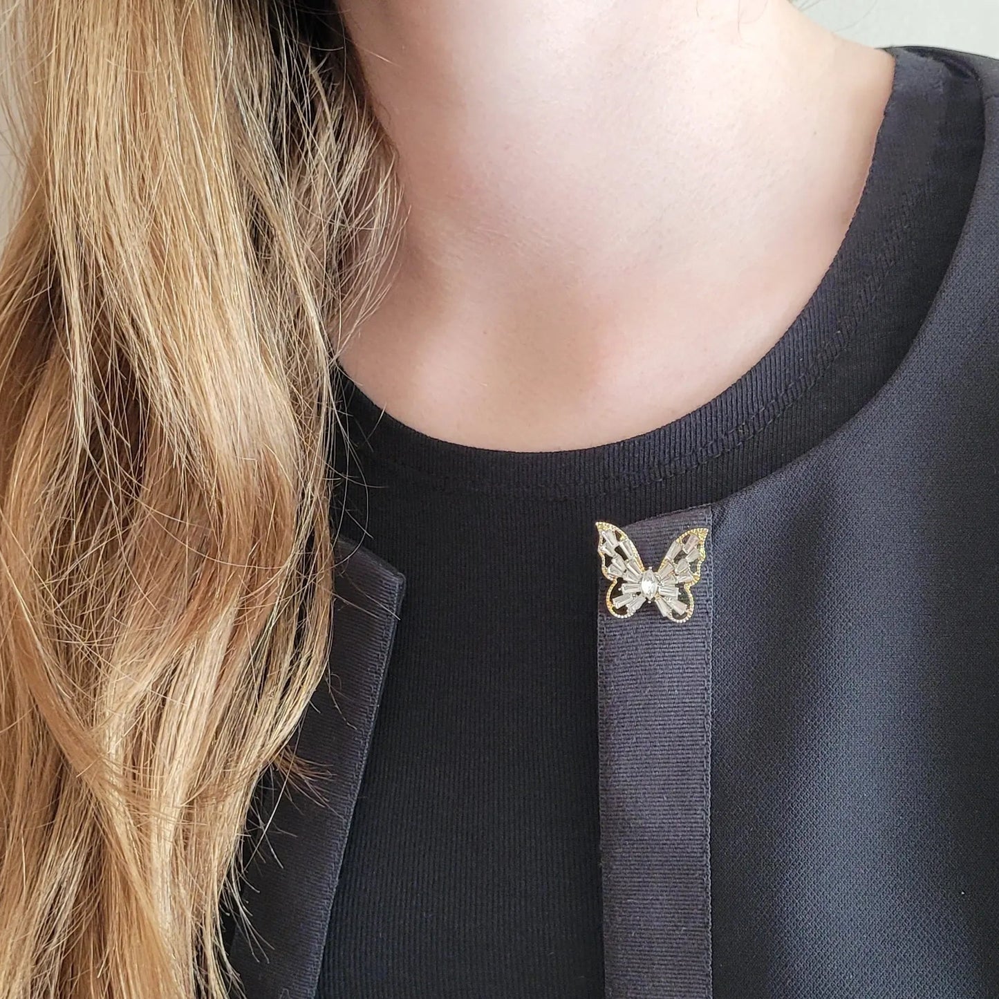 broche dorée Butterfly, une broche bijoux d’un joli papillon orné de strass