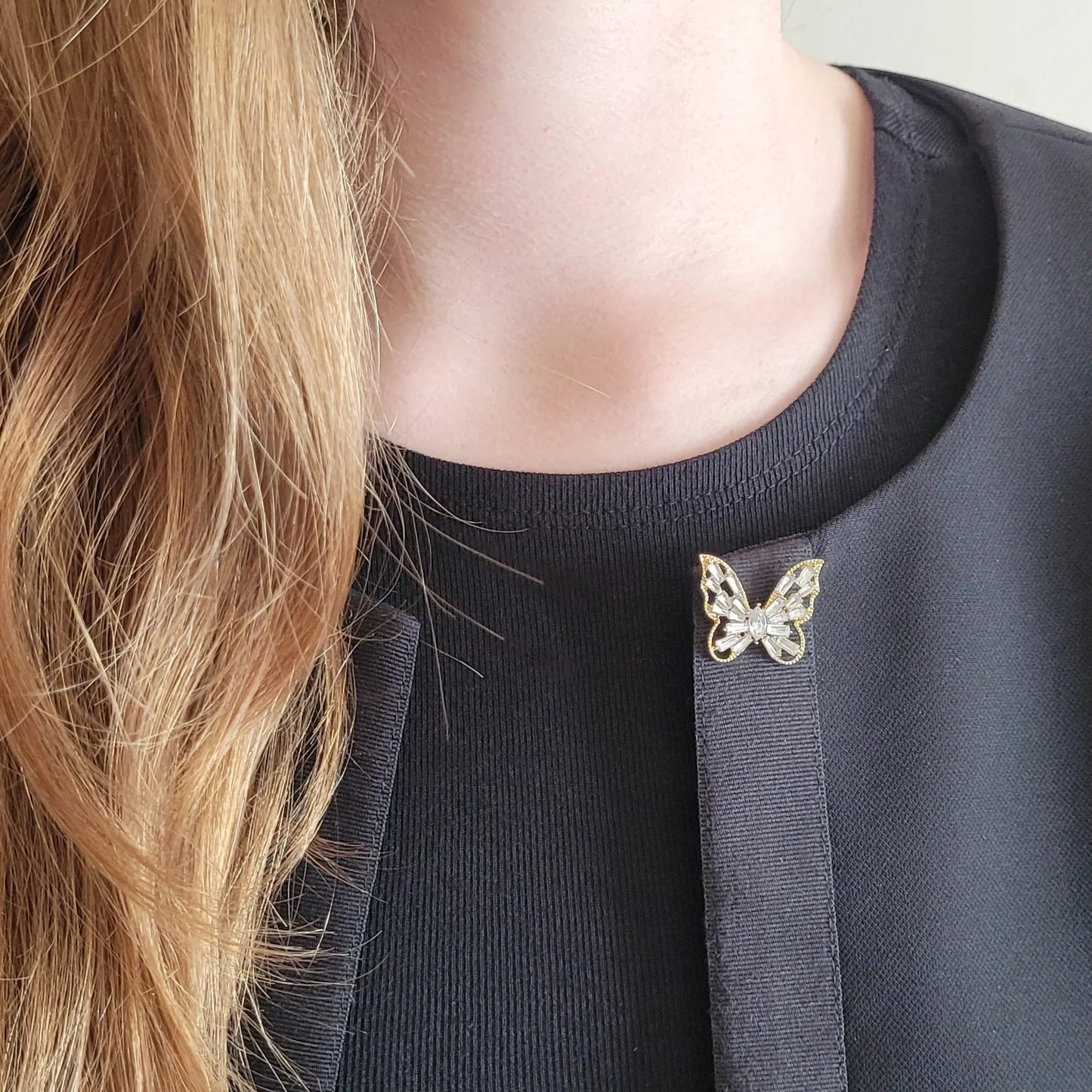 broche dorée Butterfly, une broche d’un joli papillon orné de strass pour femme