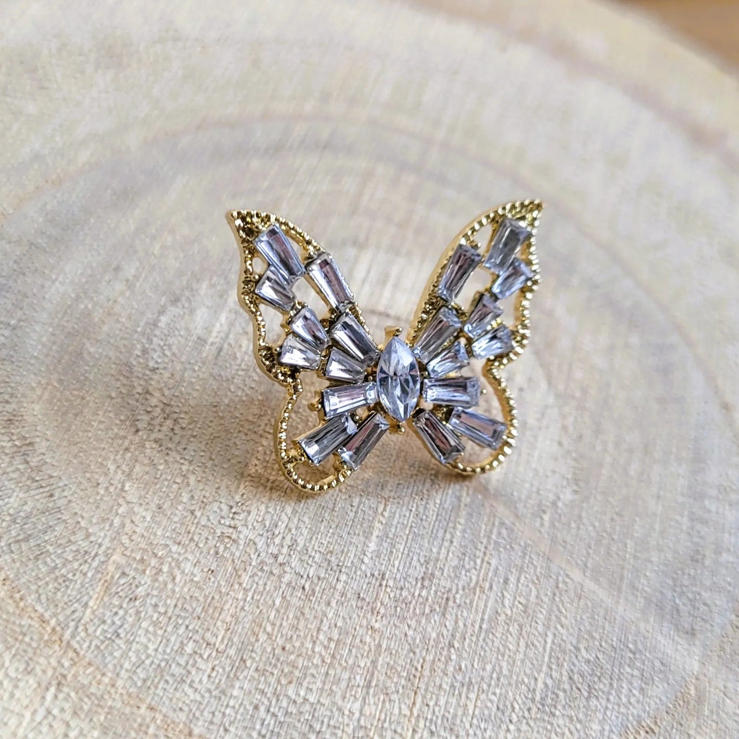 une broche dorée Butterfly de luxe d’un joli papillon orné de strass