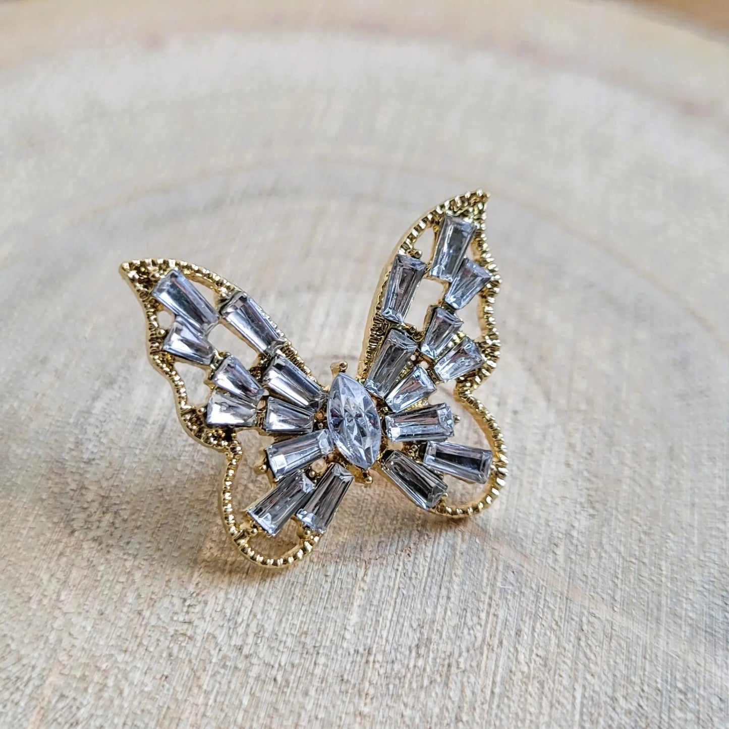 une broche dorée Butterfly d’un joli papillon orné de strass pour sublimer un petit haut