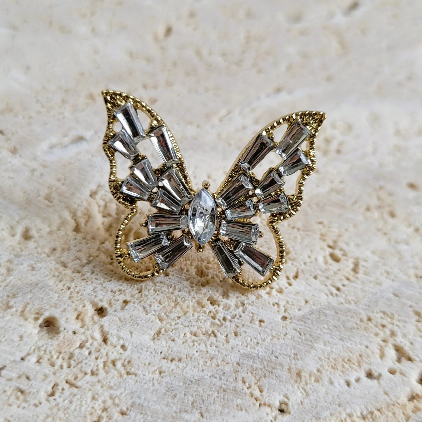 broche dorée Butterfly, une broche d’un joli papillon orné de strass pour vêtement de femme