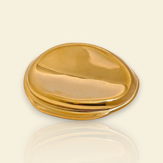 broche dorée Caldera, une broche pour vêtements stylisée