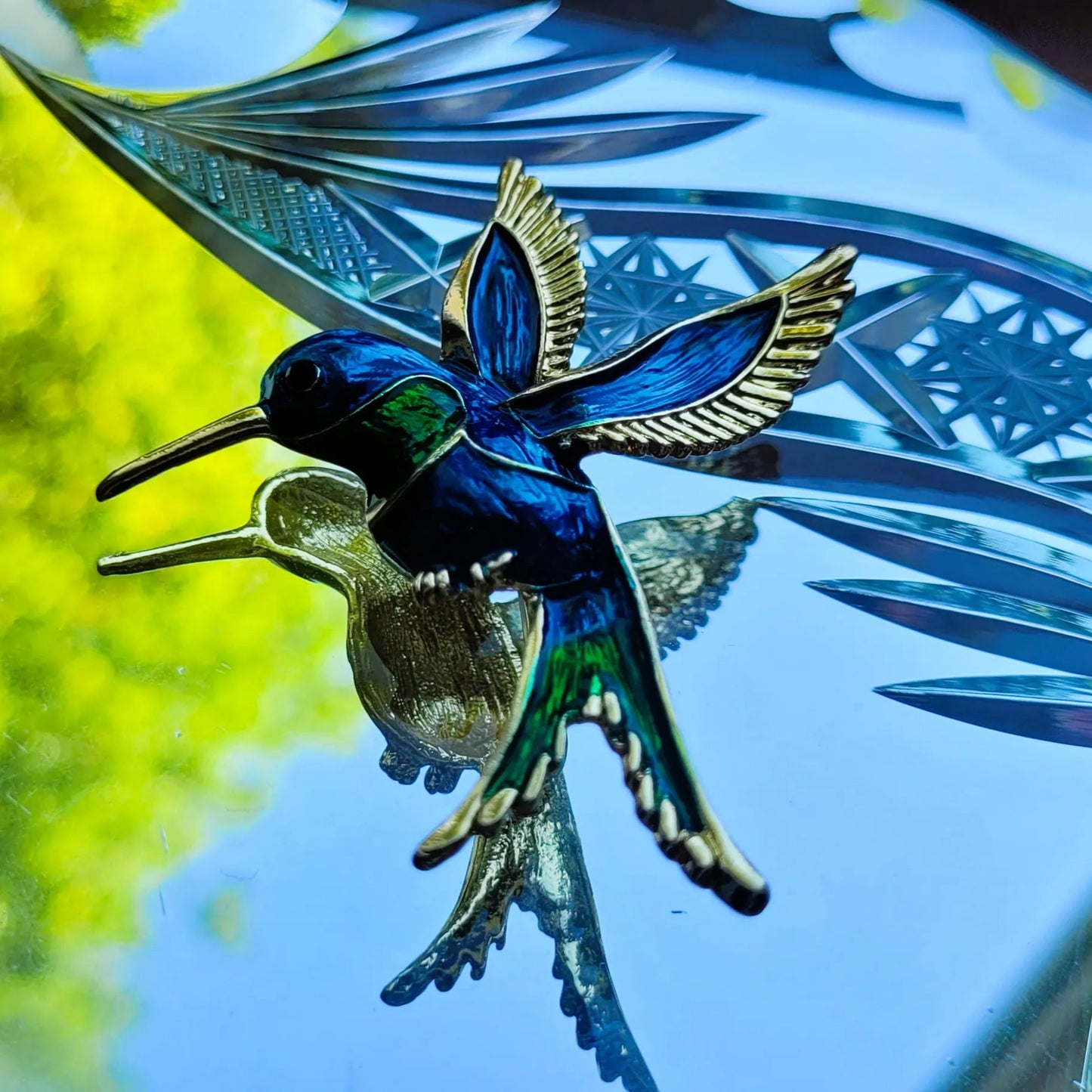 broche dorée Calliope, une broche luxueuse d’un colibri, bijou tendance en 2025