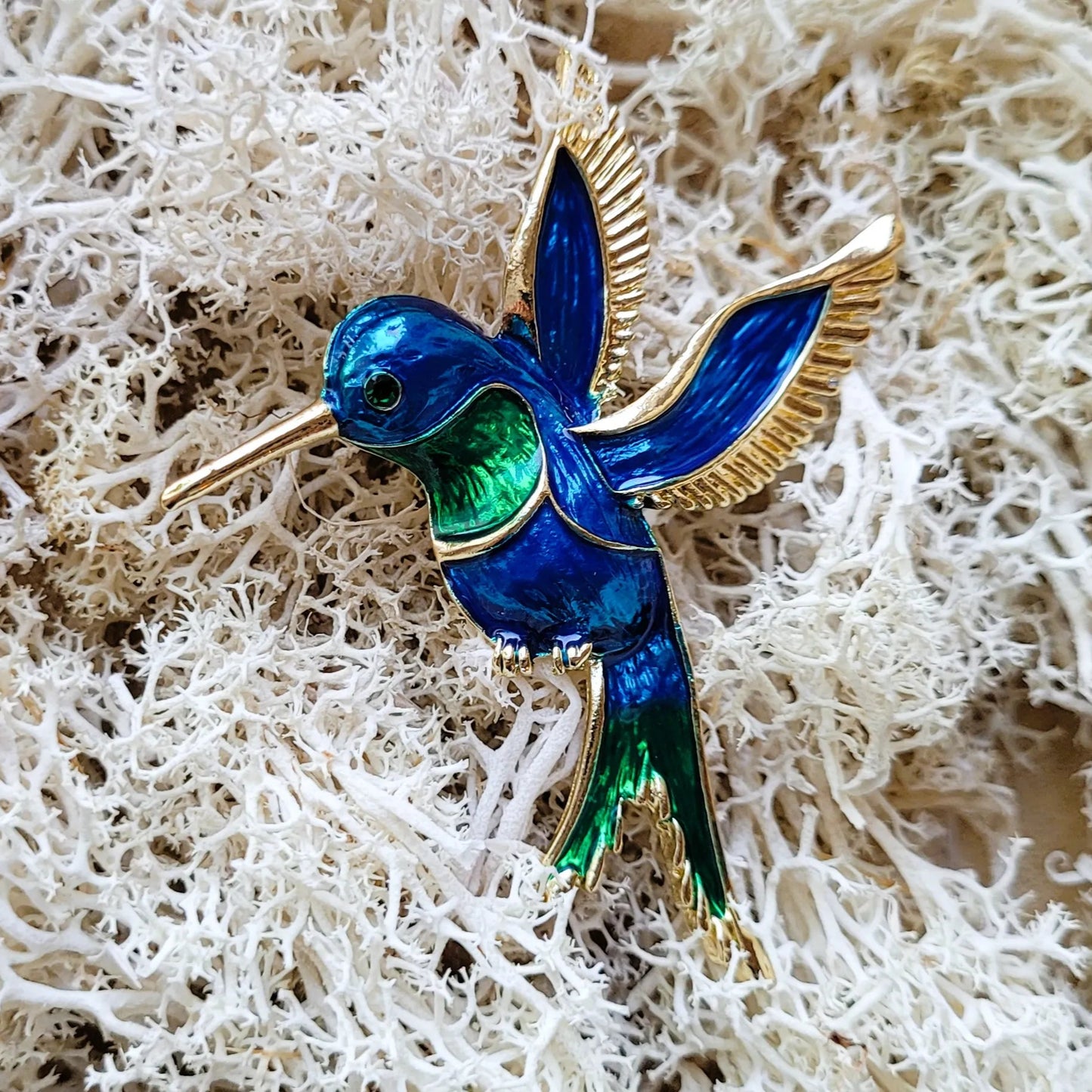 broche dorée Calliope, une broche luxueuse d’un colibri en vol