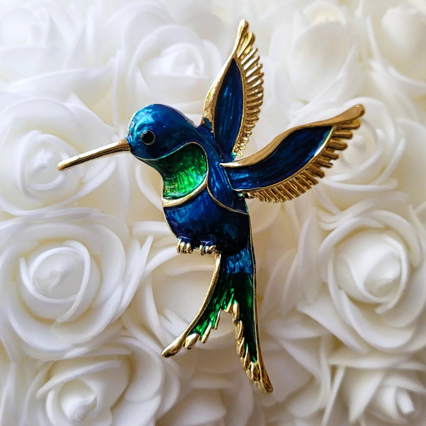 broche dorée Calliope, une broche colibri pour vêtement, bijou tendance en 2025