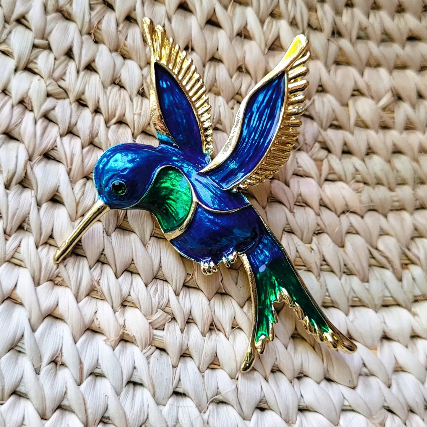 broche dorée Calliope, une broche colibri en vol pour vêtement
