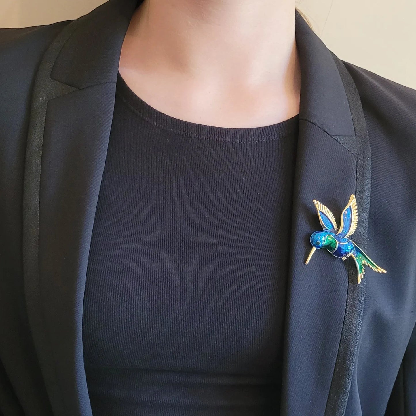 broche dorée Calliope, une broche colibri pour vêtement de femme, bijou tendance en 2025