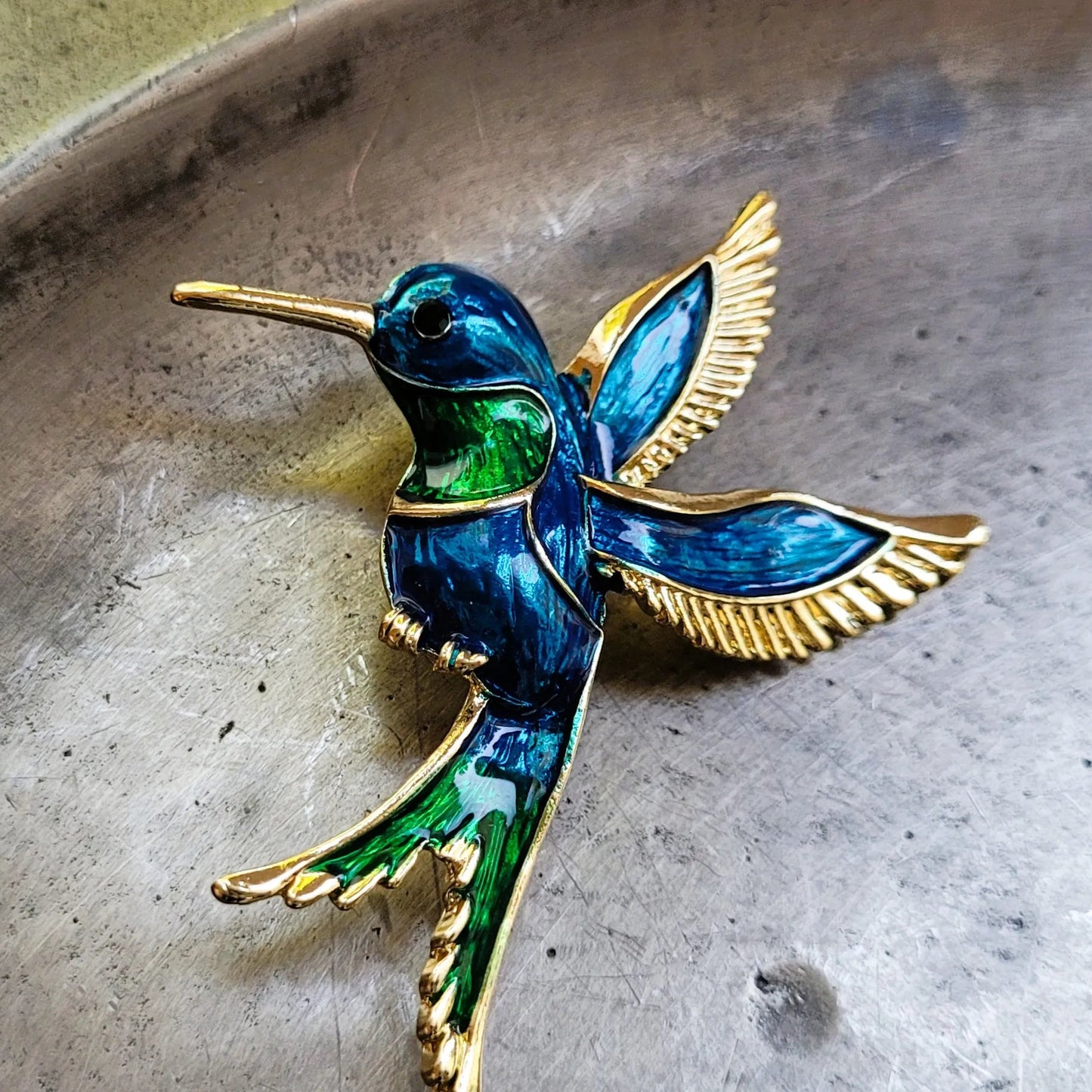 broche dorée Calliope, des bijoux d’un colibri, tendance en 2025