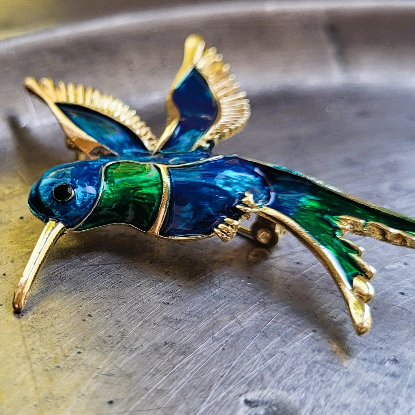 broche dorée Calliope, des bijoux d’un colibri en vol