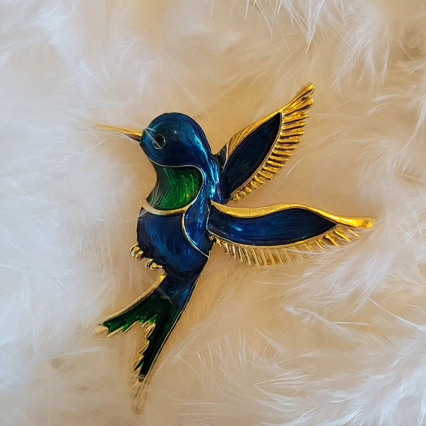 broche dorée Calliope, un bijou colibri tendance en 2025