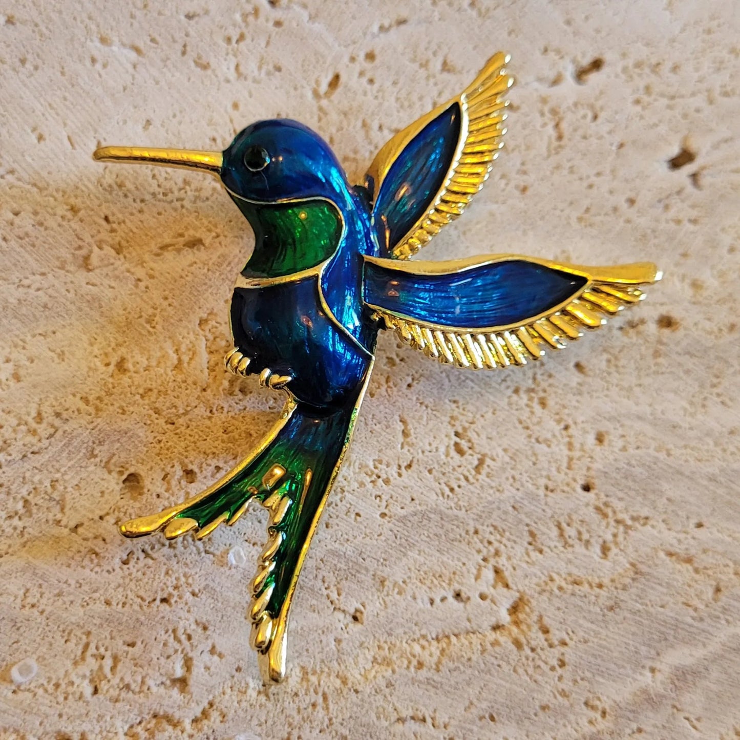 broche dorée Calliope, un bijou colibri en vol