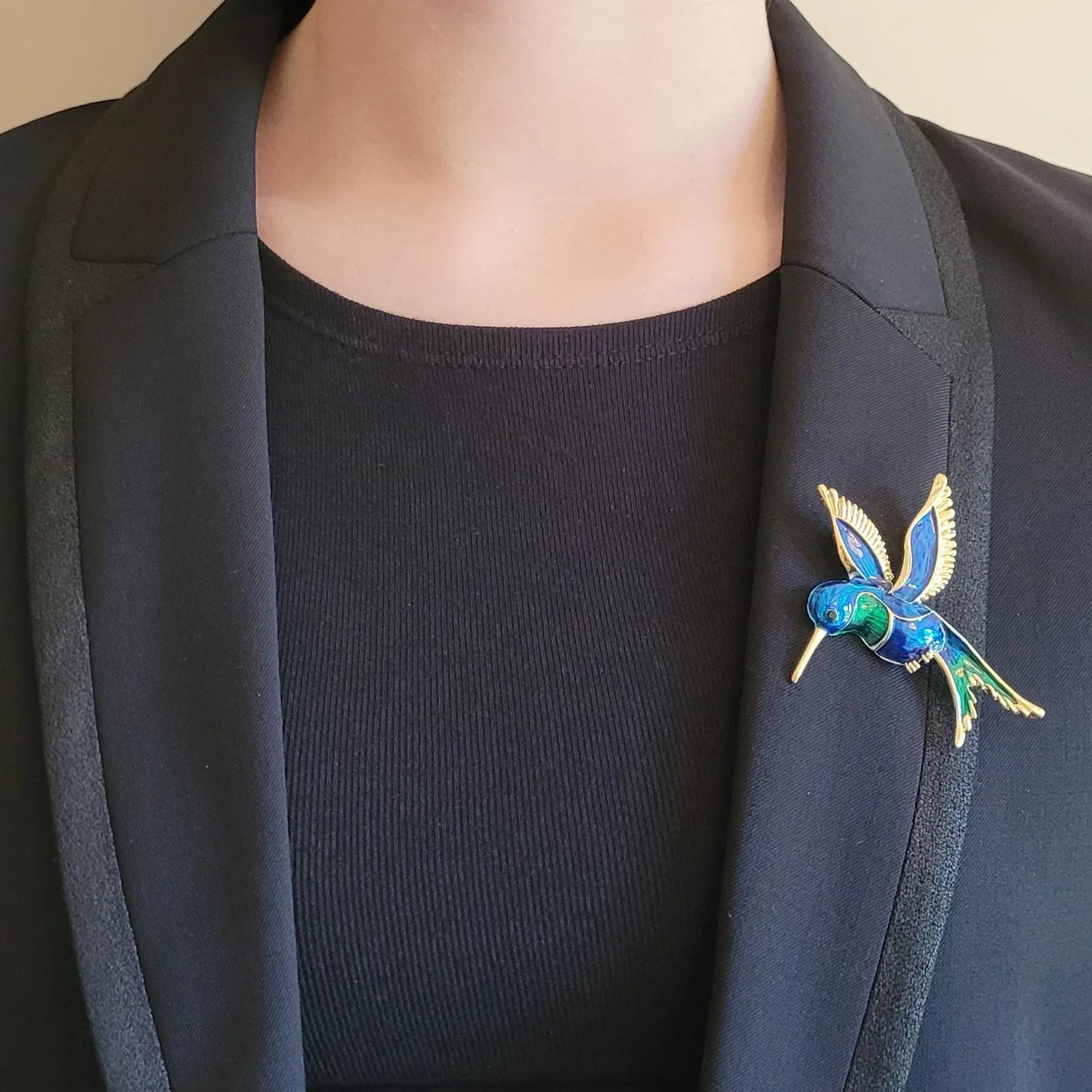 broche dorée Calliope, une broche colibri en vol