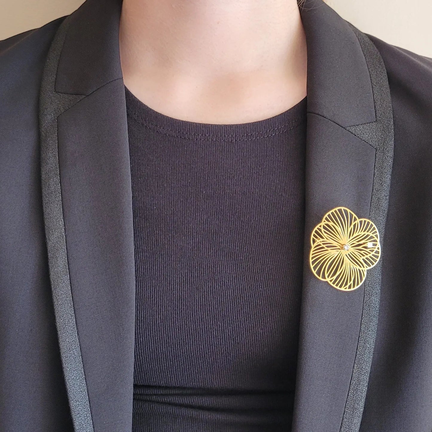 broche dorée Camélia, un bijou moderne d’une fleur aux pétales ajourés