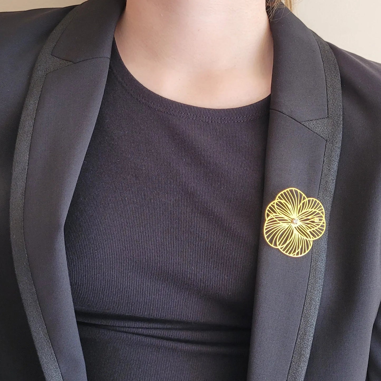 broche dorée Camélia, une broche d’une fleur aux pétales ajourés pour femme chic