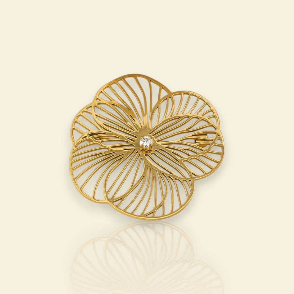 broche dorée Camélia, une broche d’une fleur aux pétales ajourés pour vêtement de femme