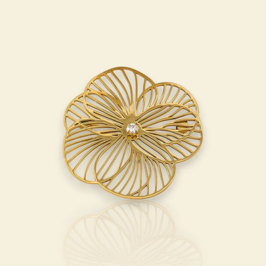 broche dorée Camélia, une broche d’une fleur aux pétales ajourés pour vêtement de femme