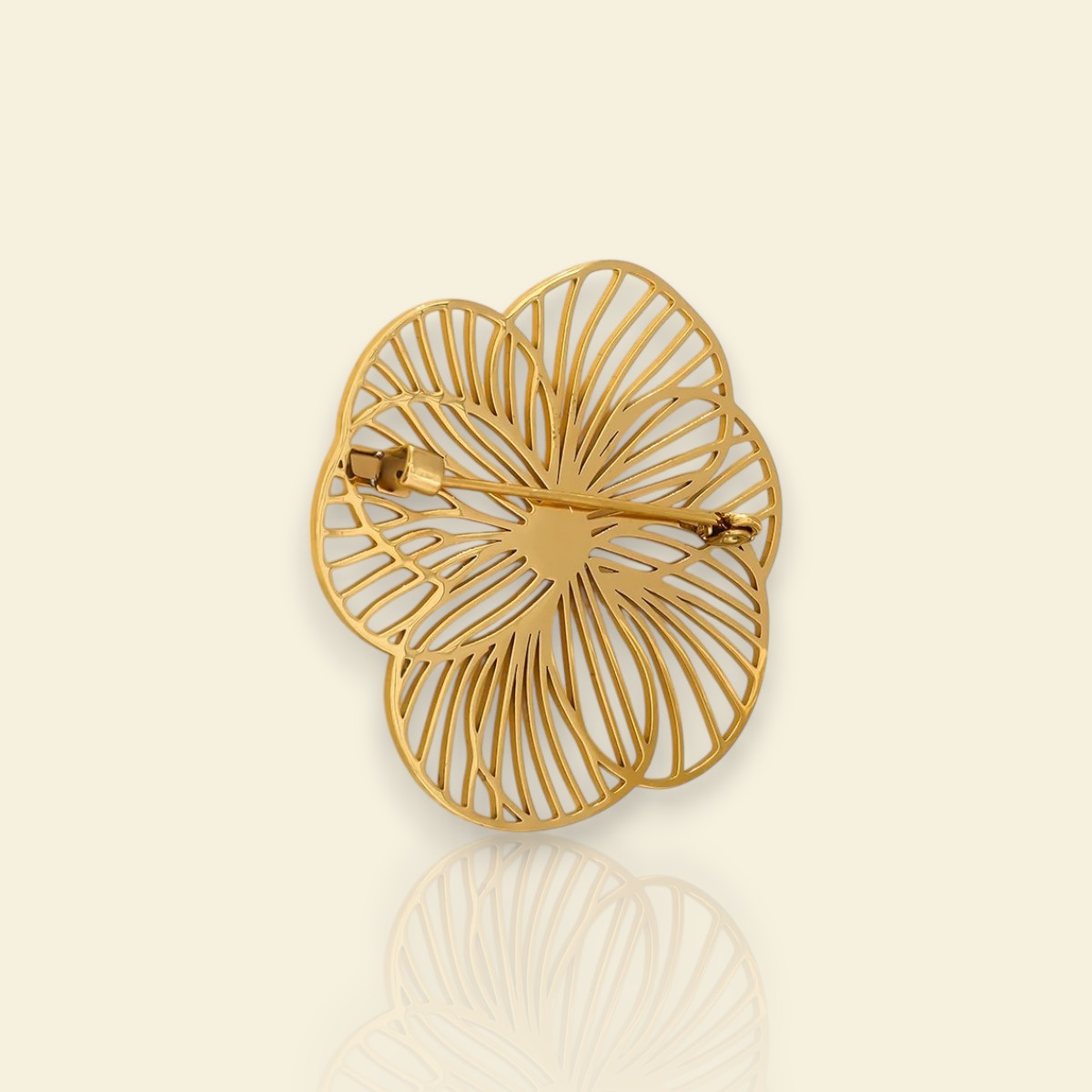 broche dorée Camélia, une broche d’une fleur aux pétales ajourés pour vêtement