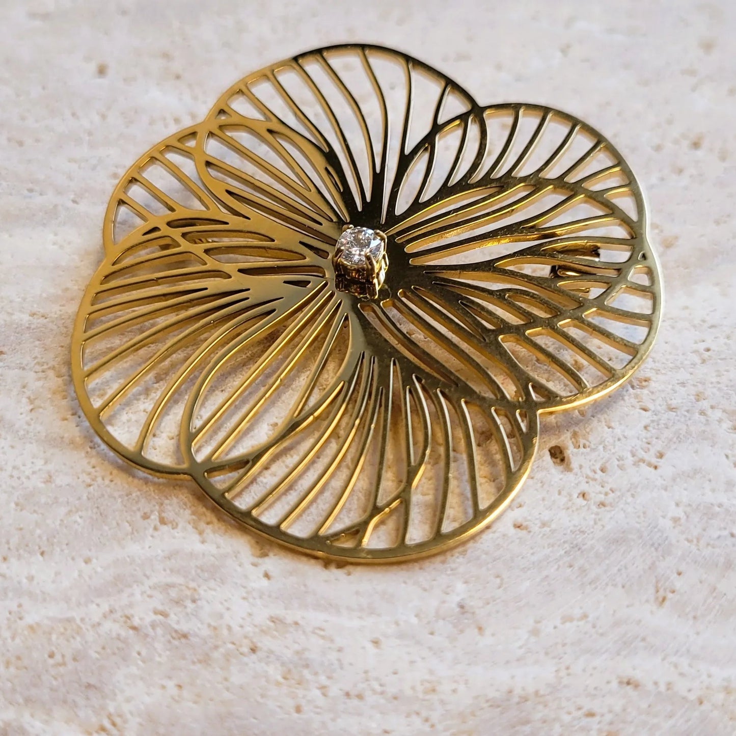broche dorée Camélia d’une fleur aux pétales ajourés de la collection de broches bijoux