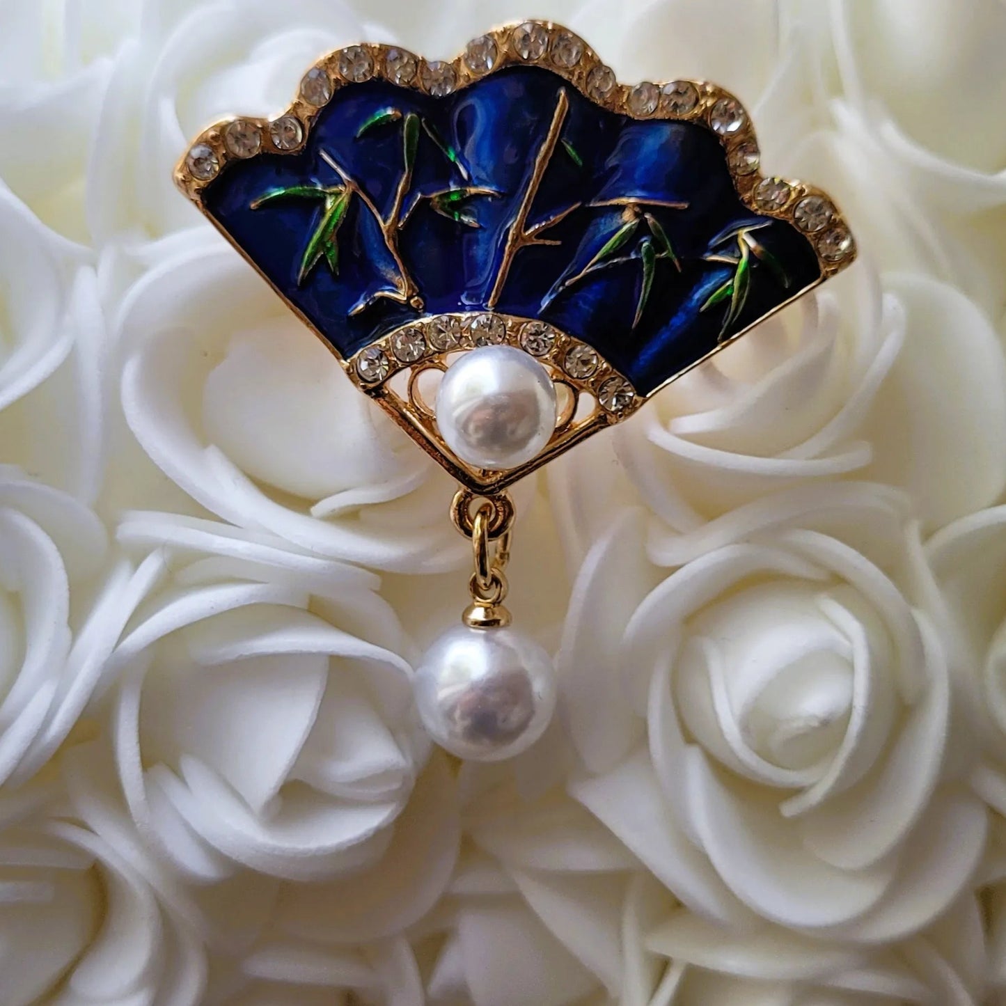 broche dorée Carmen, une broche élégante en forme d’éventail pour vêtement