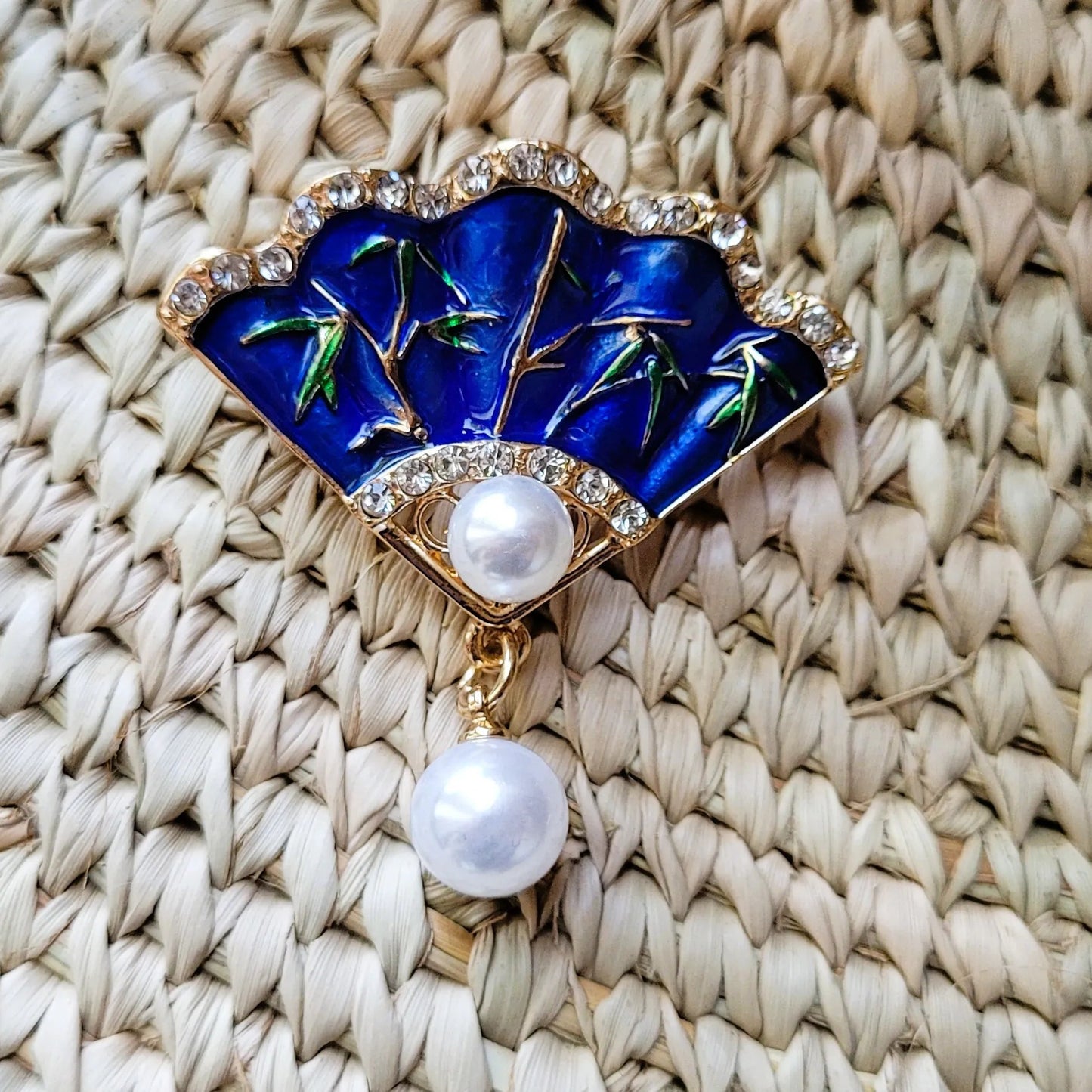 broche dorée Carmen, une broche éventail au design chic pour vêtement