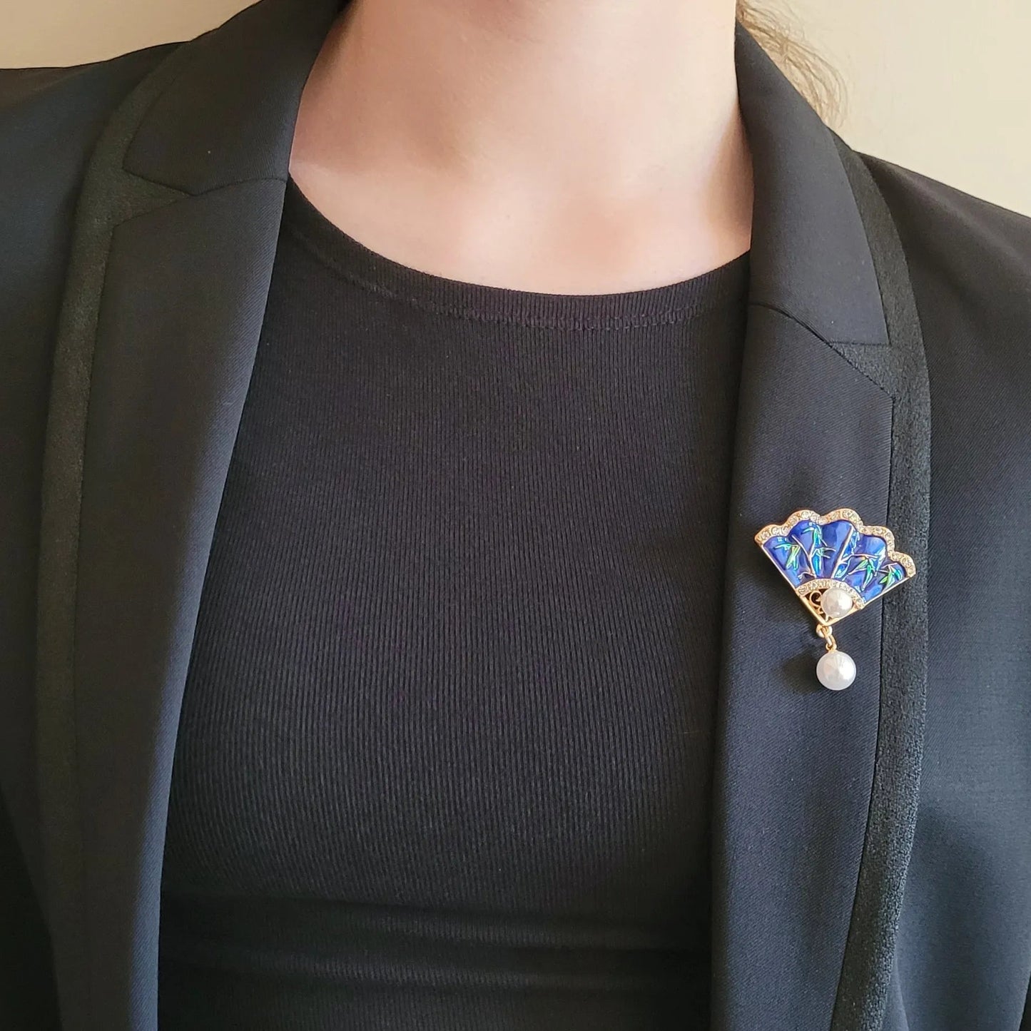 broche dorée Carmen, une broche élégante pour vêtement de femme en forme d’éventail