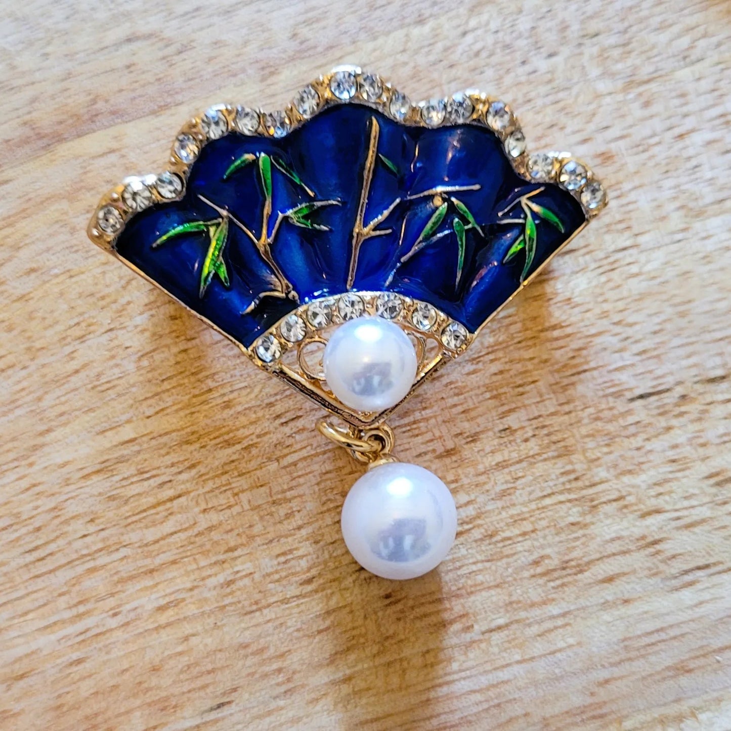 broche dorée Carmen, une broche éventail au design chic pour vêtement de femme