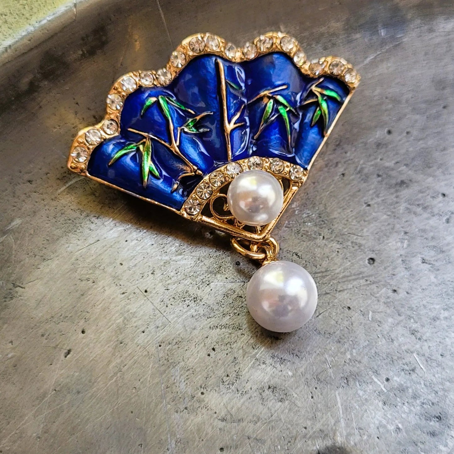 broche dorée Carmen, des bijoux élégants en forme d’éventail
