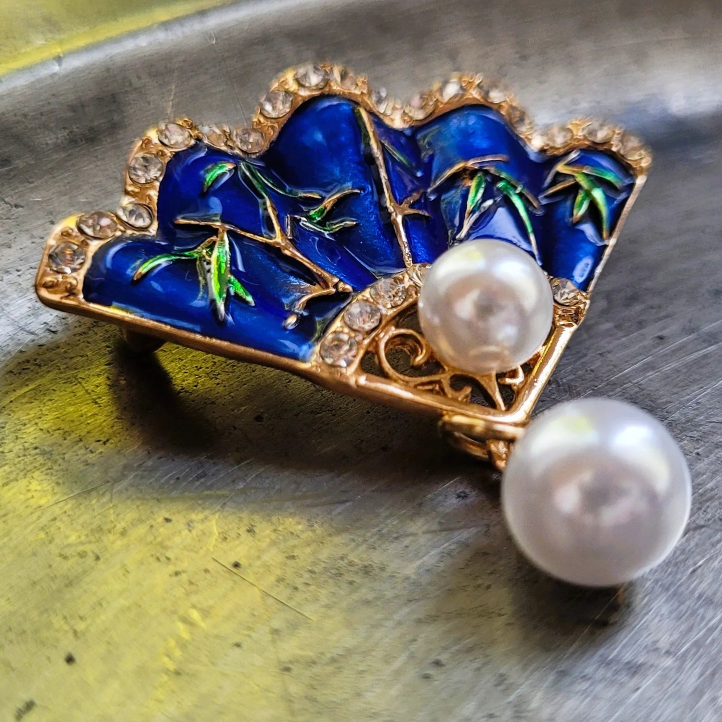 broche dorée Carmen, des bijoux éventail au design chic