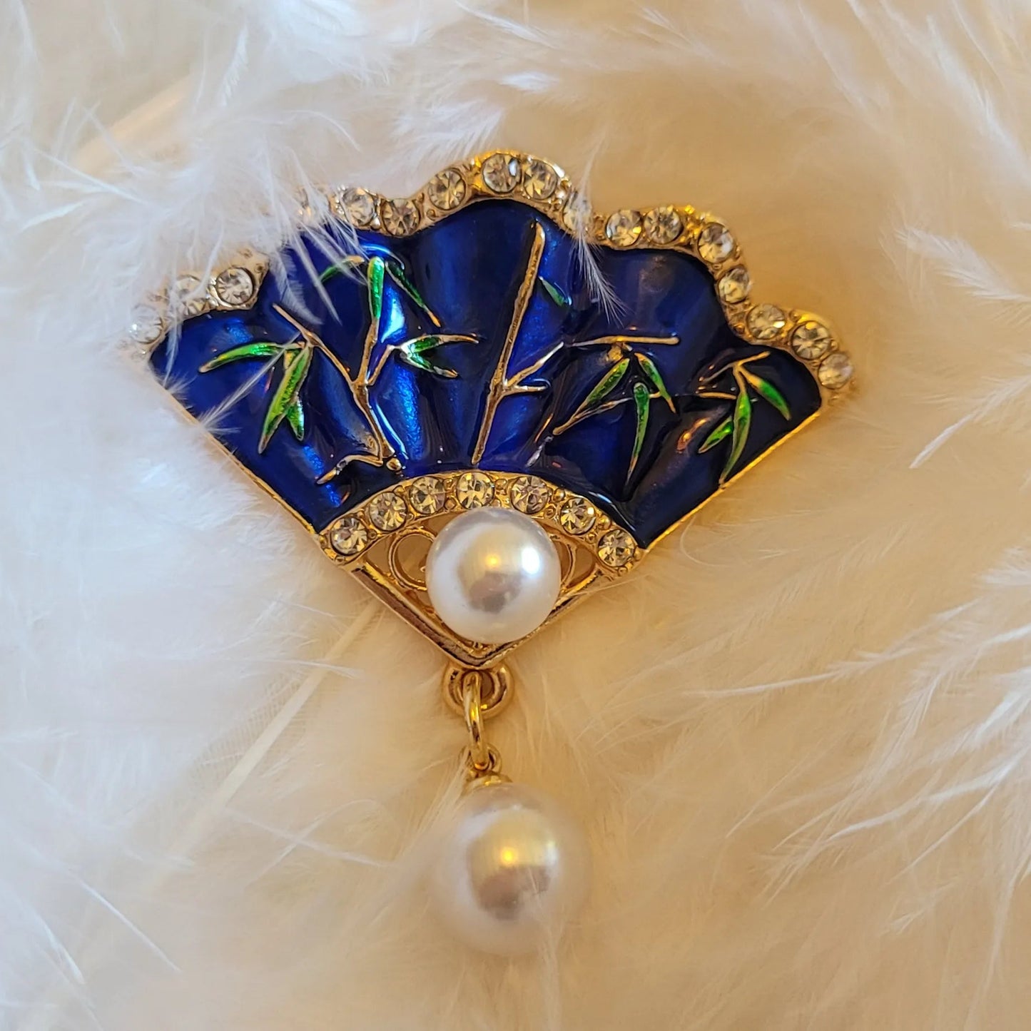 broche dorée Carmen, un bijou élégant en forme d’éventail