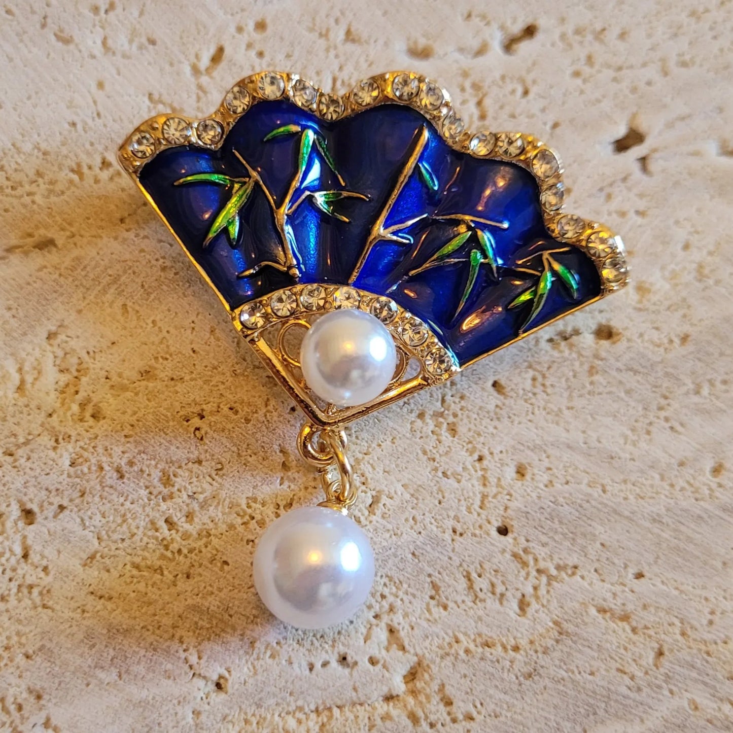 broche dorée Carmen, un bijou éventail au design chic