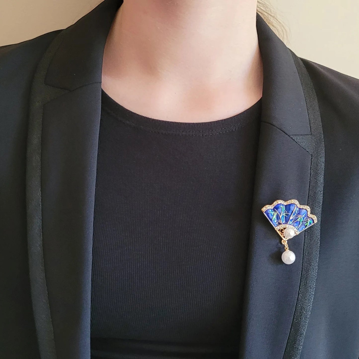 broche dorée Carmen, une broche éventail au design chic