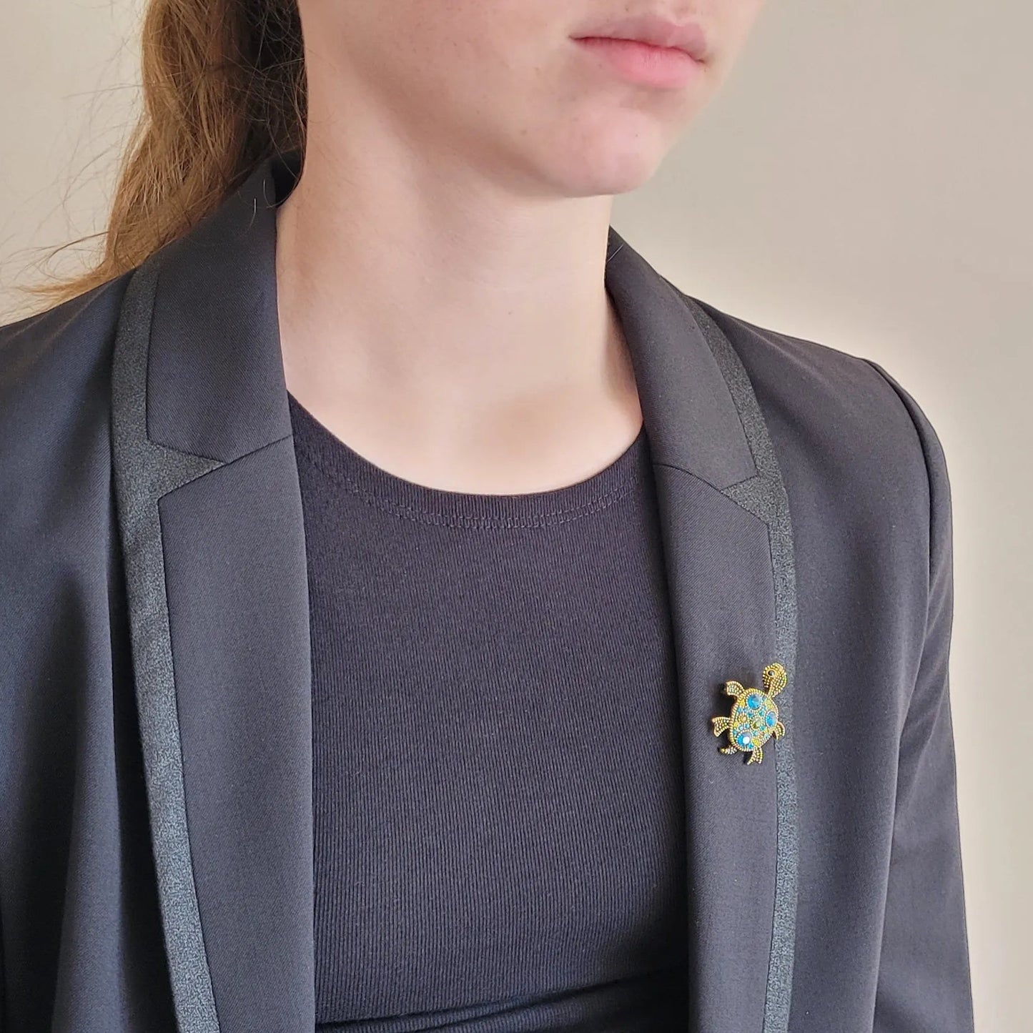 broche dorée Caroline, une broche bijoux d’une tortue ornée de strass bleus et de picots