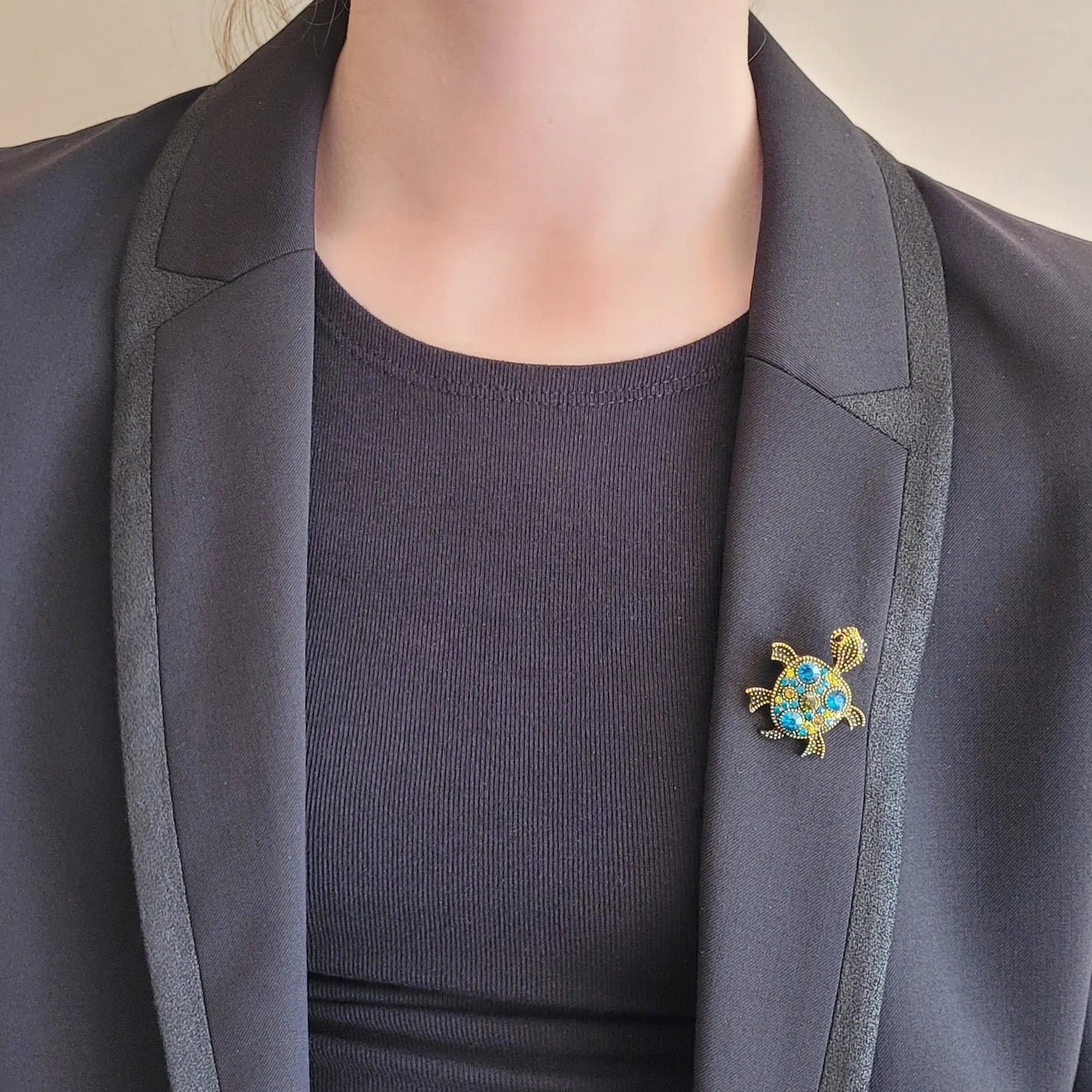 broche dorée Caroline, une broche d’une tortue ornée de strass bleus et de picots pour femme chic