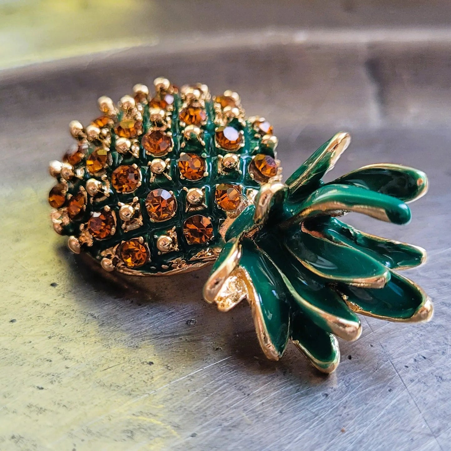 broche dorée Cayenna, une broche luxueuse d’un ananas, bijou tendance en 2025