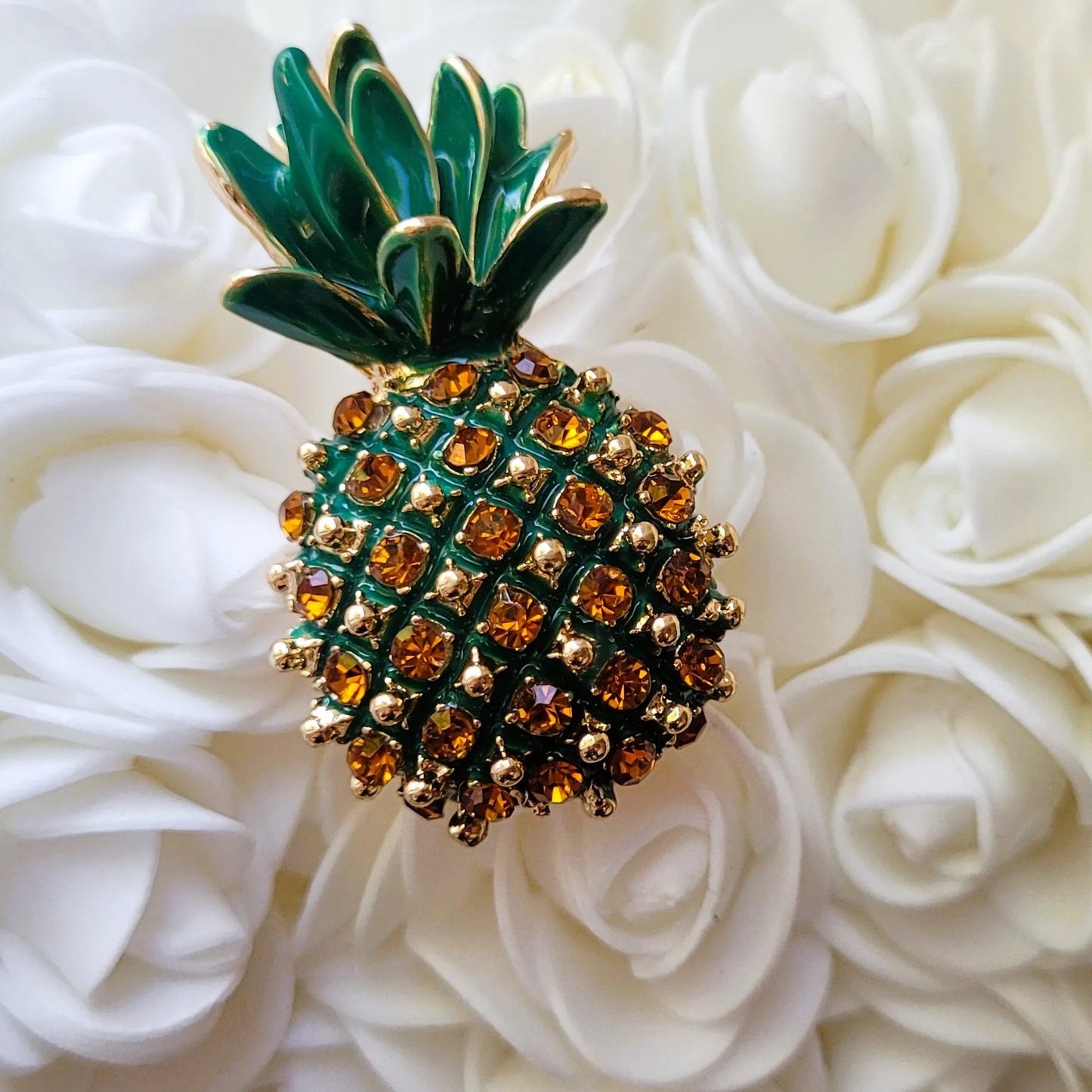 broche dorée Cayenna, une broche ananas pour vêtement, bijou tendance en 2025